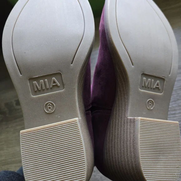 MIA Sheelah Maroon Bootie - Picture 3 of 5